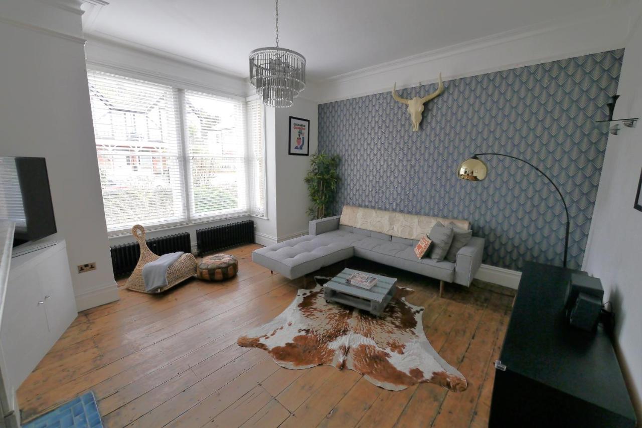 B&B Worthing - Quirky spacious ground floor Victorian garden flat - Bed and Breakfast Worthing