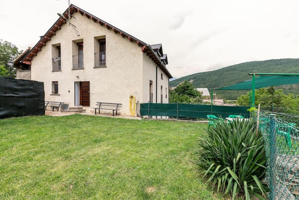 Casa Luis - APARTAMENTO con JARDÍN PRIVADO en los PIRINEOS - Bed and Breakfast