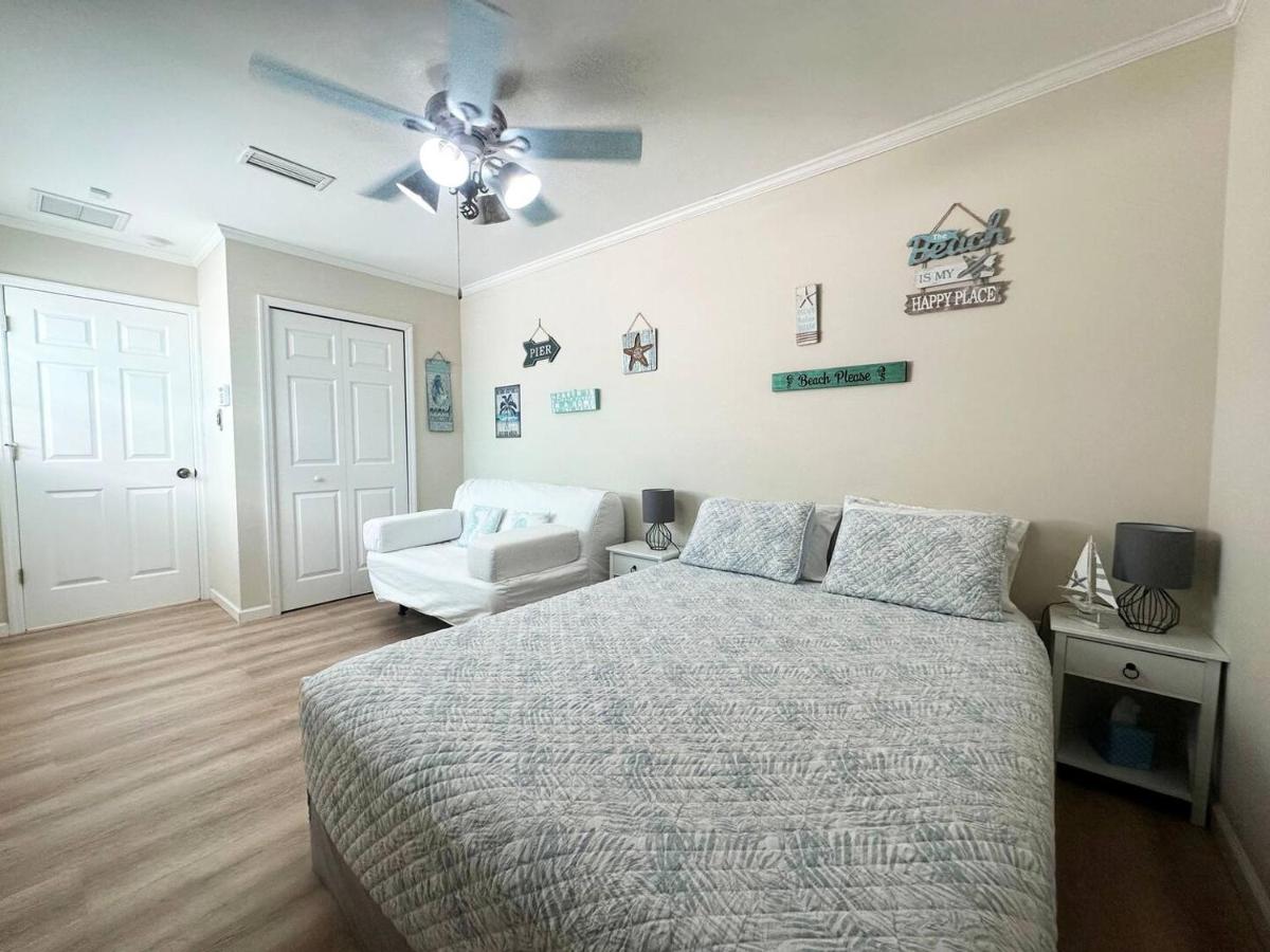 Private Suite with Private Gym&Patio, Minutes to Beaches, Up to 4 Guests - B&B Largo