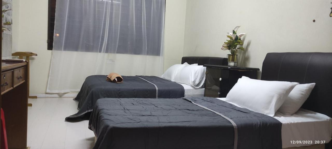 HOMESTAY ALORSETAR TOWNCENTRE by ASTARILA GUESTHOUSE-AmanCentral -iSLAM SAHAJA - 2storey Banglo, Private Pool, BBQ area & sports - max 30pax - Chambres d'hôtes Alor Setar