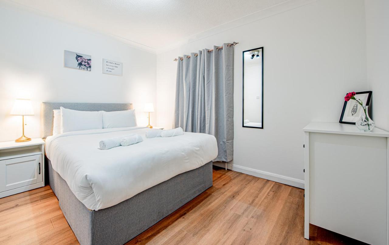 Bright Cosy Cottage with Parking and Outdoor Patio - B&B Londra