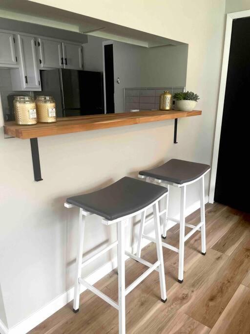New Stylish Condo Monthly Rental - B&B Reminderville