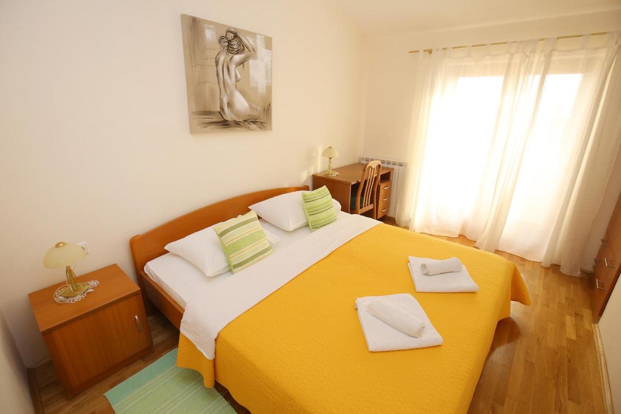Comfort One-Bedroom Apartment with Terrace and Sea View (4 Adults)