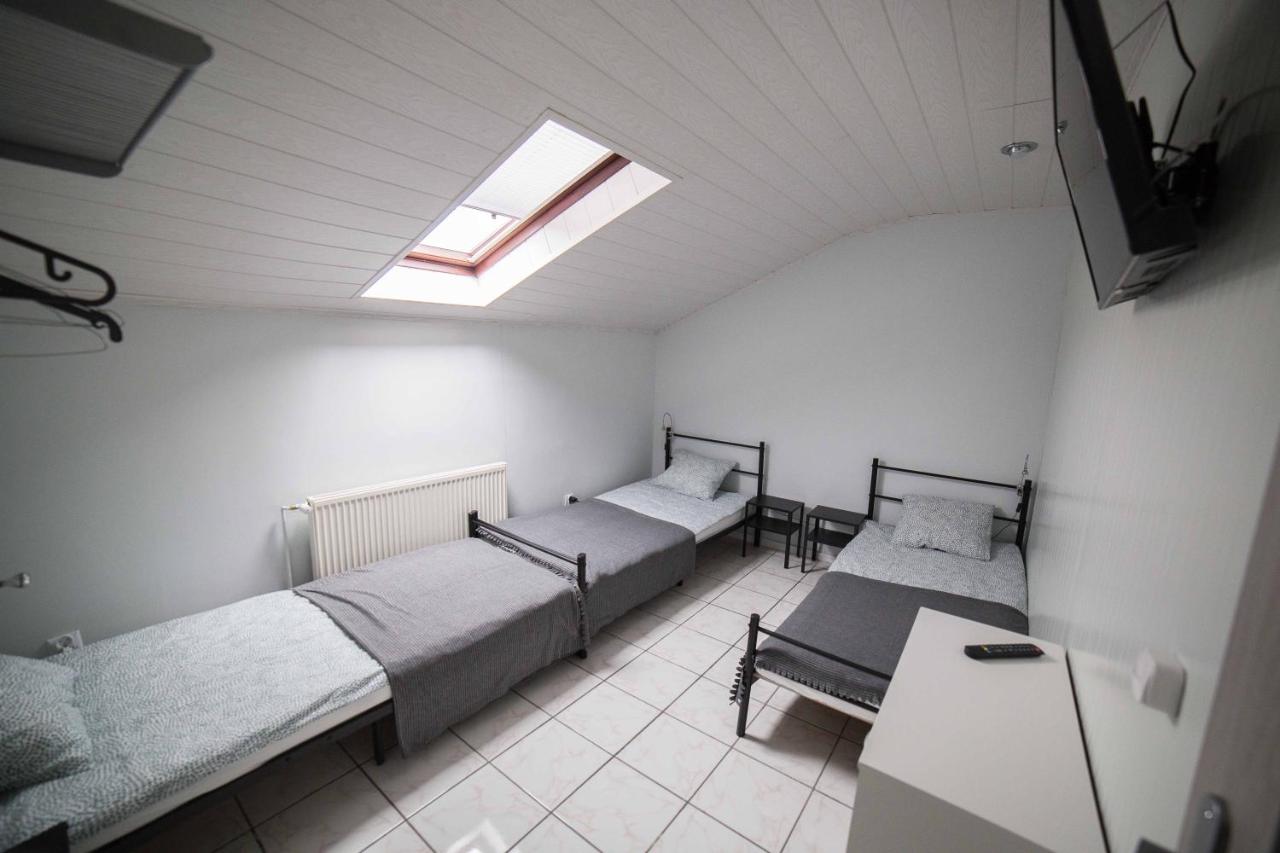 Habitación Triple Básica con baño compartido