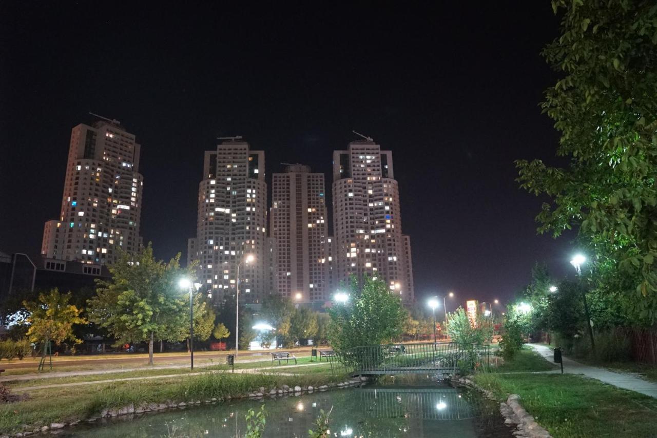 Skopje Sky City 19th Floor Twin & 12th Floor & 25th & 33 Floor Apartments & with Pool & Spa & Gym & Parking included in price - Chambres d’hôtes