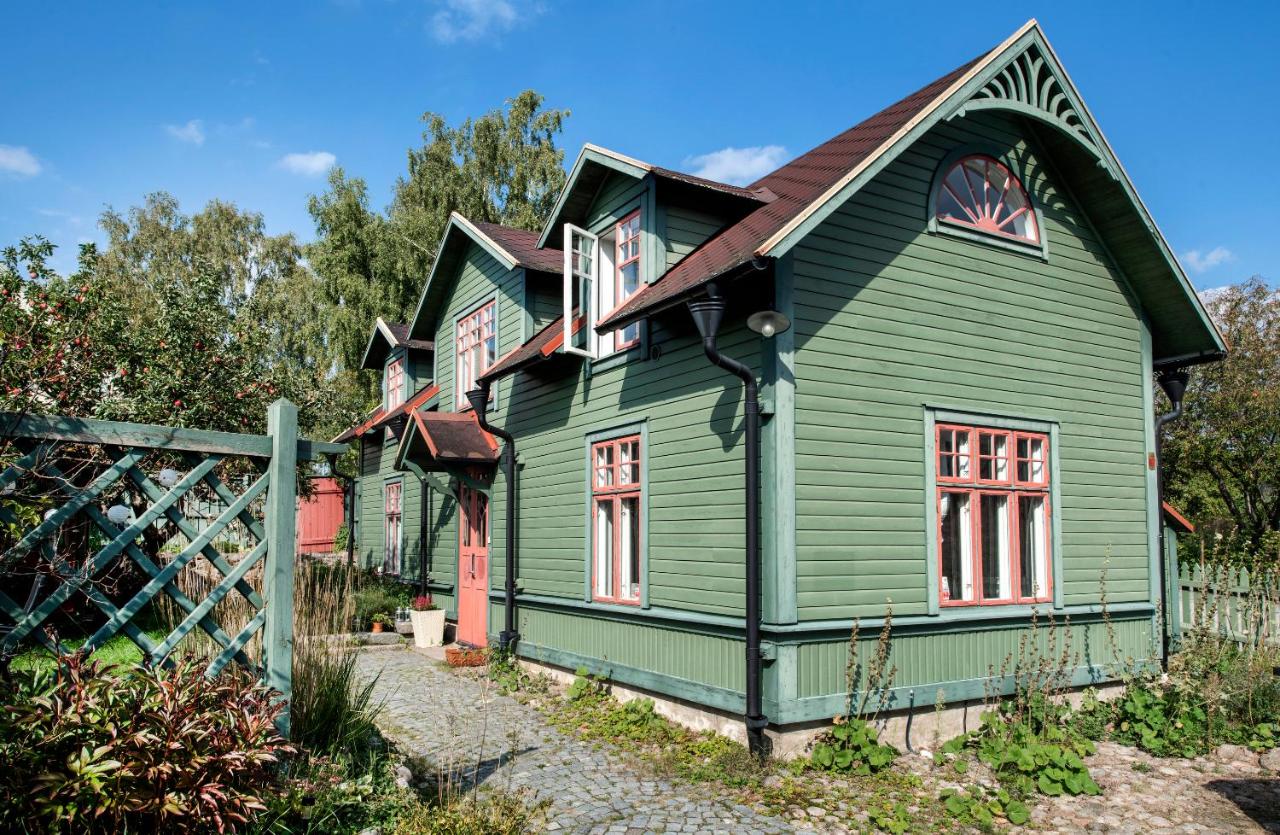 2 Bed House Sleeps 4 with Garden & Free Parking - Chambres d’hôtes Ronneby