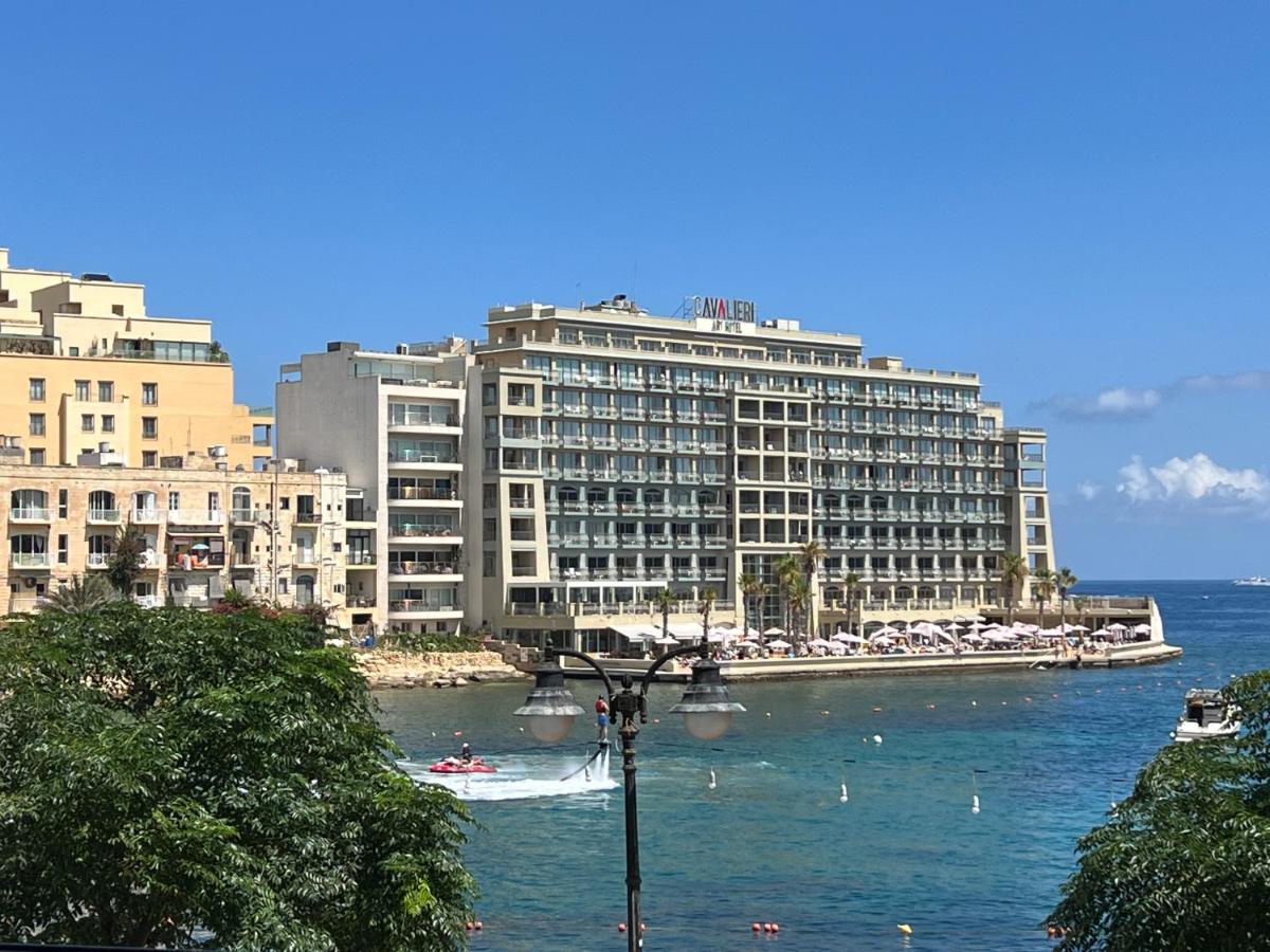 Seafront apartment in St Julians - B&B