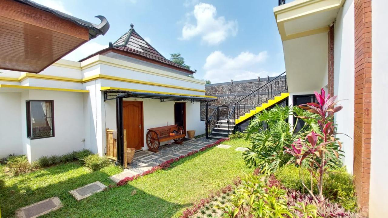 Pool Villa Saung Suluh - Bed and Breakfast Purwokerto