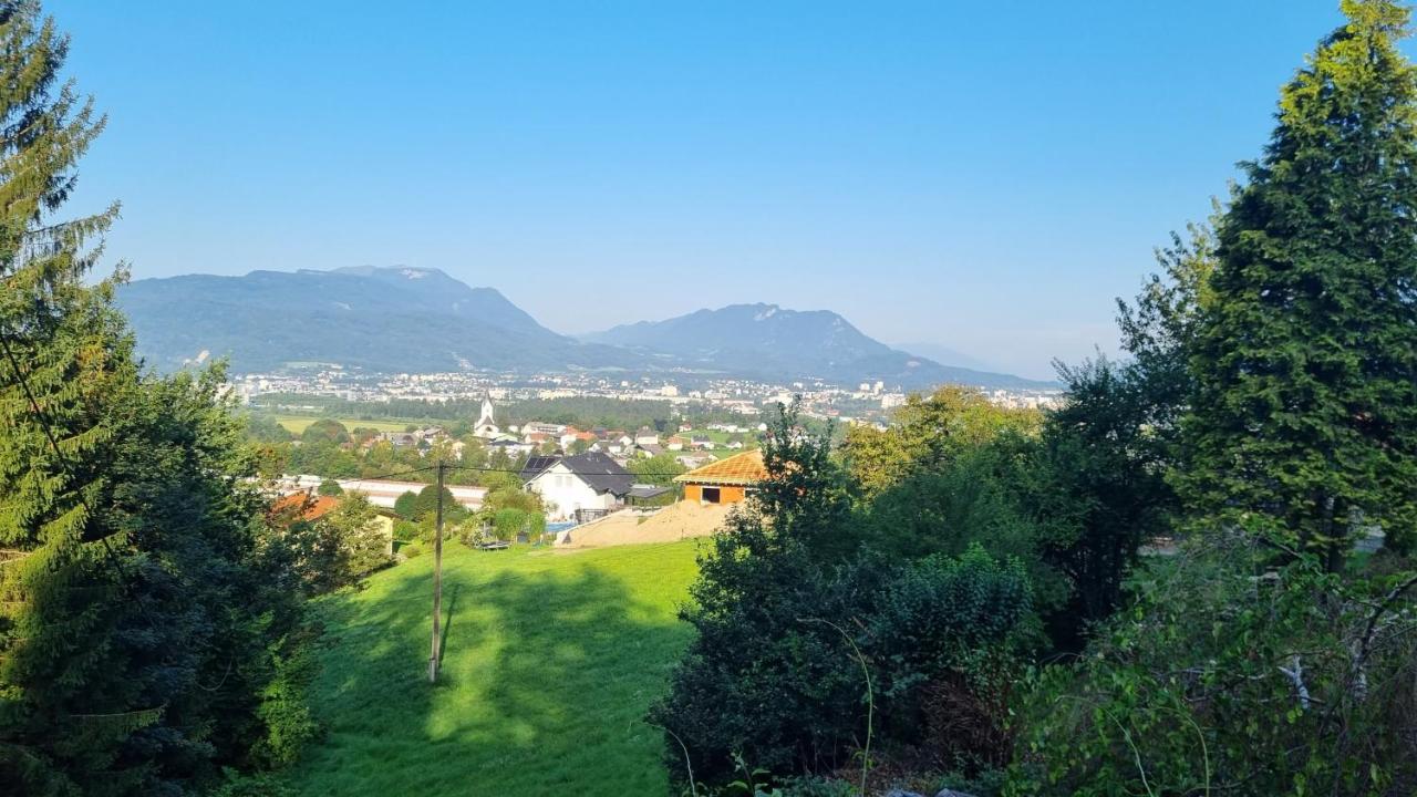 Fridas Place - DER Blick über ganz Villach - 160 m2 Ferienoase - ganzes Haus bis zu 8 Personen - Bed and Breakfast Villach