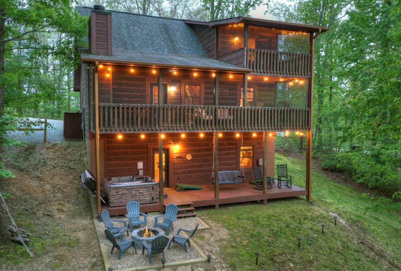 B&B Blue Ridge - ESCAPE & ENJOY HAVEN - Cabin with Game Room & Hot Tub - Bed and Breakfast Blue Ridge