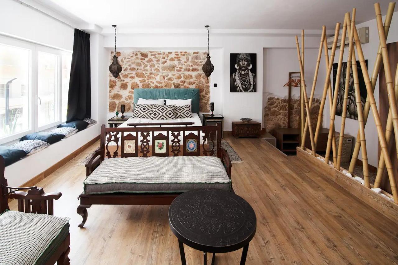 B&B Athens - Hard Loft διακοσμημένο σε λευκό φόντο. - Bed and Breakfast Athens