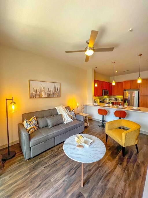 B&B Houston - Downtown Houston Gem: Parking Pool WiFi Sleeps 4 - Bed and Breakfast Houston