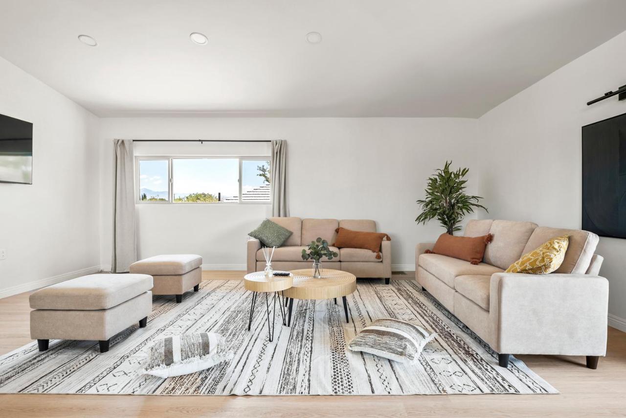 Luxury 6BR Retreat Fast WIFI, Dedicated Workspaces - B&B Hesperia