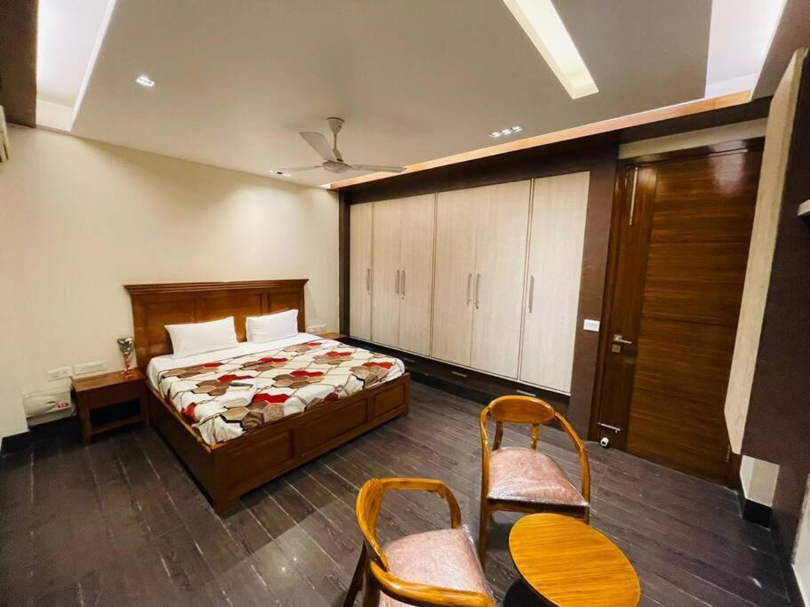 B&B New Delhi - Fortune Home Service Apartment 4Bhk D-163 Saket - Bed and Breakfast New Delhi