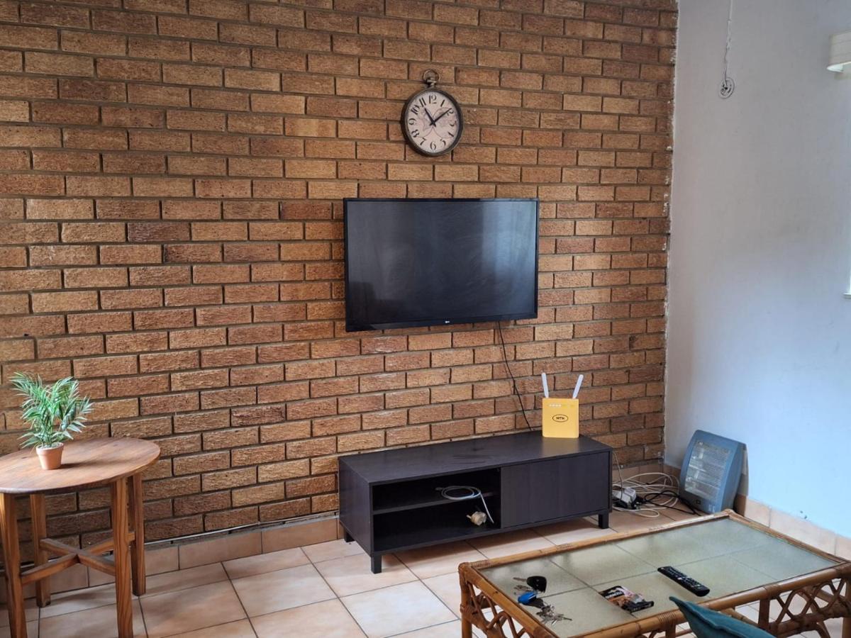 B&B Pretoria - Warm, Comfy Duplex 5min Walk To North Park Mall - Bed and Breakfast Pretoria