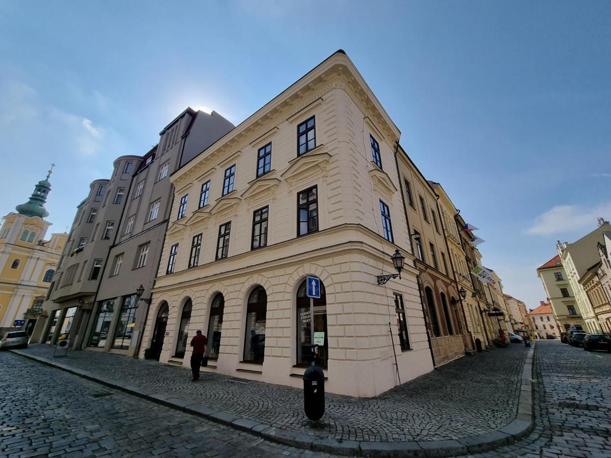 Moderní podkrovní byt 2KK u náměstí s klimatizací - B&B Hradec Králové