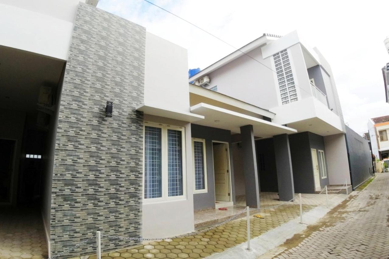 Omah Bondi Family Homestay by FH Stay - Bed and Breakfast