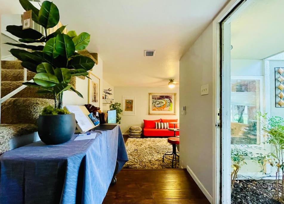 Artists Condo GAME ROOM Patio near UC Med Center - B&B
