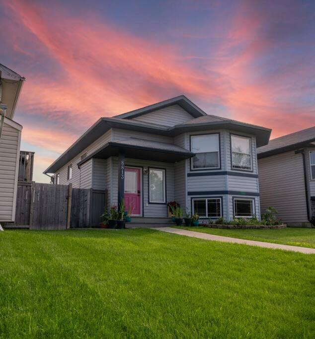 B&B Grande Prairie - Pink door-ed wonder - Bed and Breakfast Grande Prairie