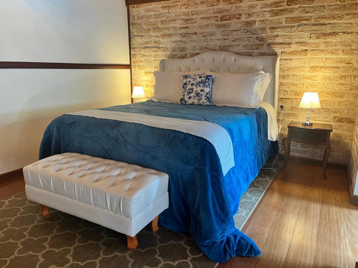 Zimmer mit Queensize-Bett und Whirlpool-Badewanne