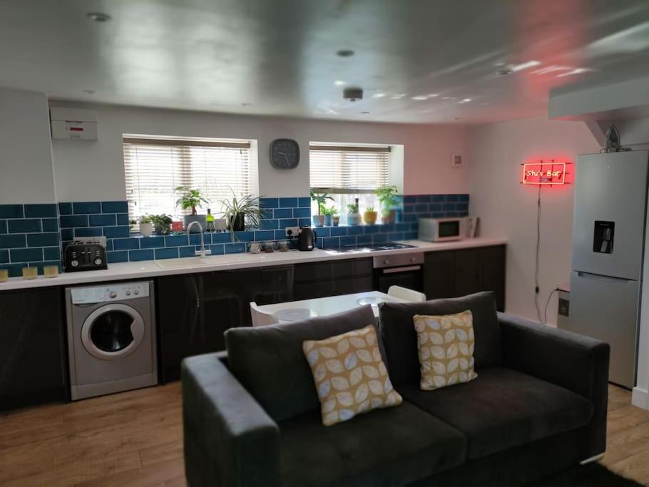The Old Bar in Wiltshire - 1 bedroom guesthouse - B&B
