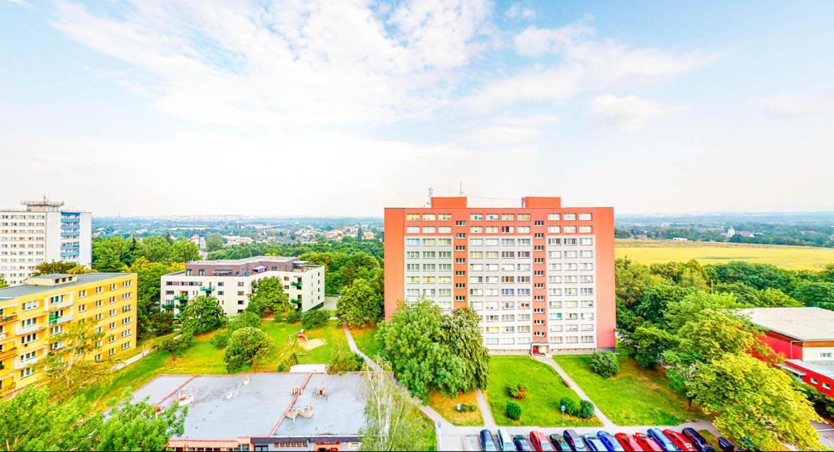 Nový apartmán v Ostravě u Mišky s akváriem a výhledem z balkonu na Beskydy - Chambres d'hôtes Ostrava