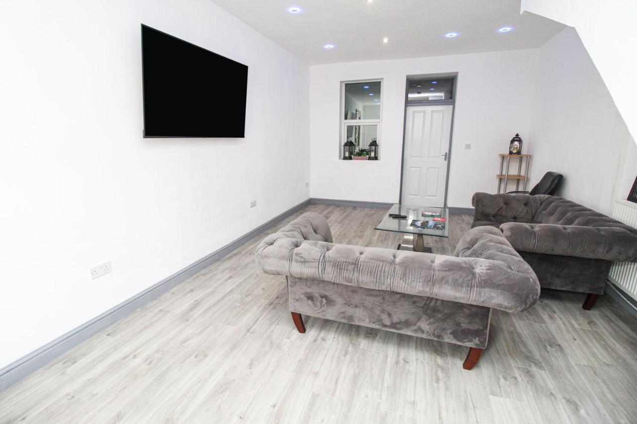 Private House Sleeps 9 with Wi-Fi - Chambres d’hôtes Bradford