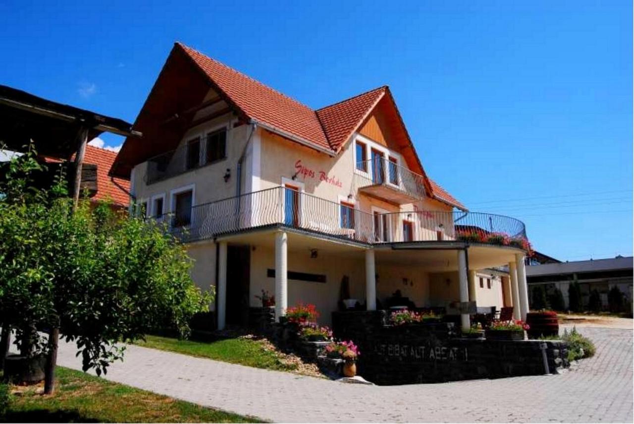 Sipos Borház és Vendégház - B&B