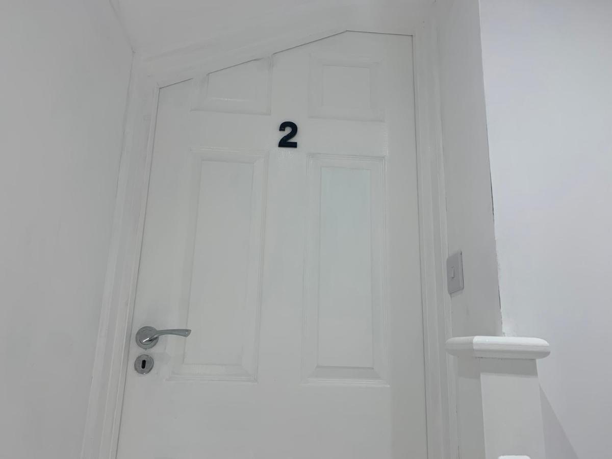Air Conditioned Modern Double Bed Room with Private Attached Bathroom - FREE Parking - Near London Heathrow Airport & Southall Broadway - Chambres d'hôtes Southall
