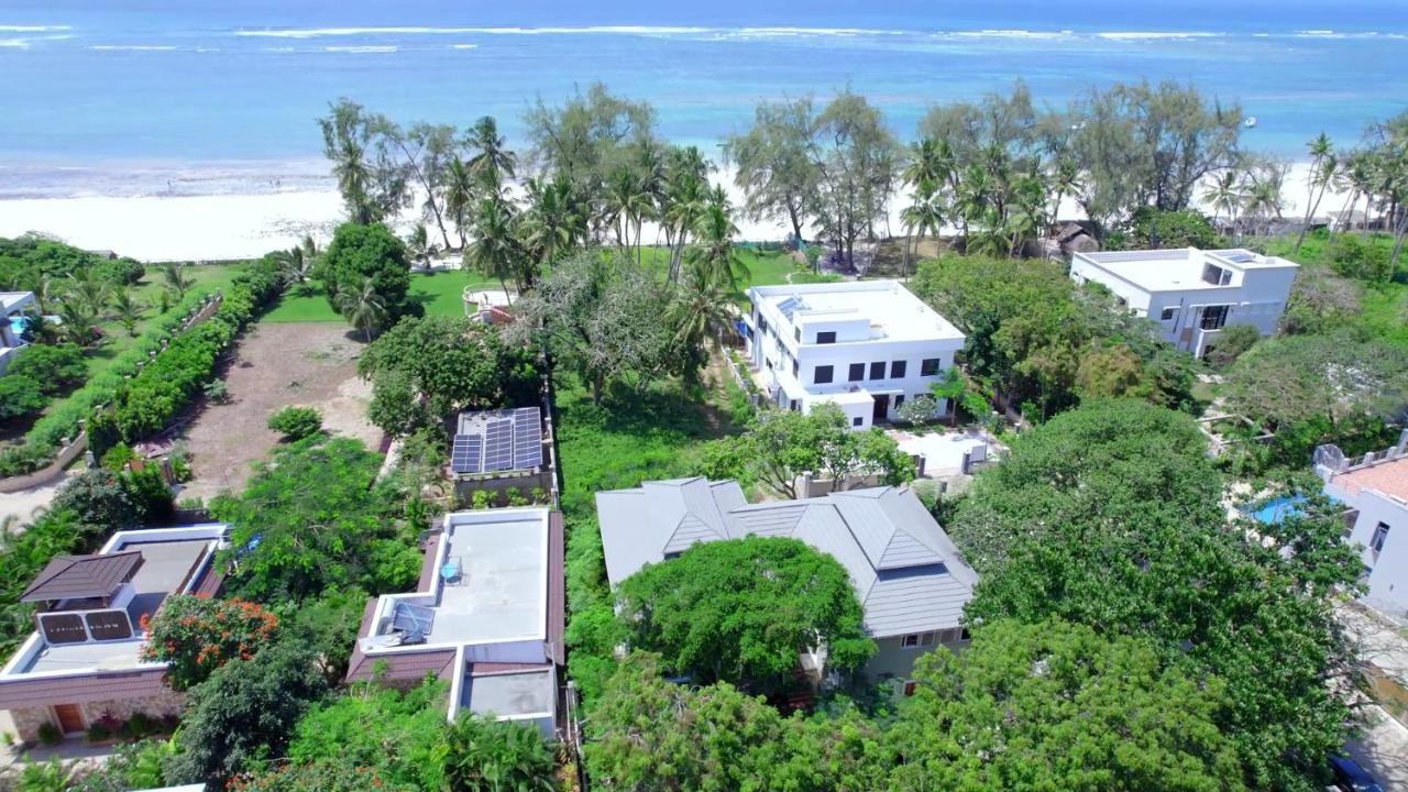 The Pool House & The Colobus House, Bella Seaview, Diani Beach, Kenya - Bed and Breakfast
