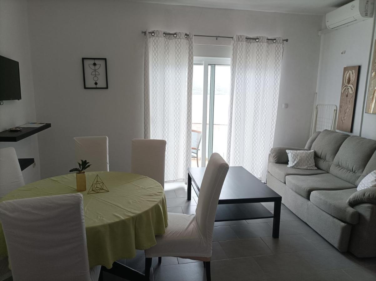 Apartamento de 2 dormitorios con terraza y vistas al mar