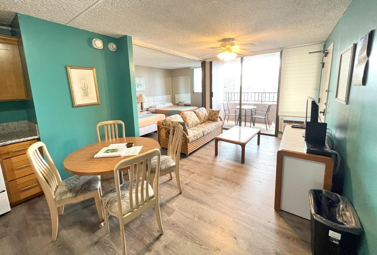 B&B Honolulu - Royal Kuhio 1703 - Spacious Studio with Stunning Mountain Views in the Heart of Waikiki! - Bed and Breakfast Honolulu