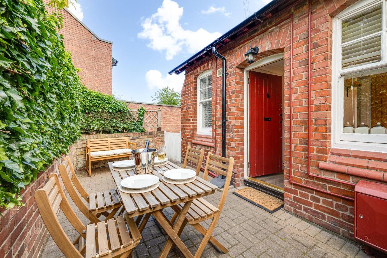 Hidden Gem Hideaway w/ Free Parking - B&B Hough Green