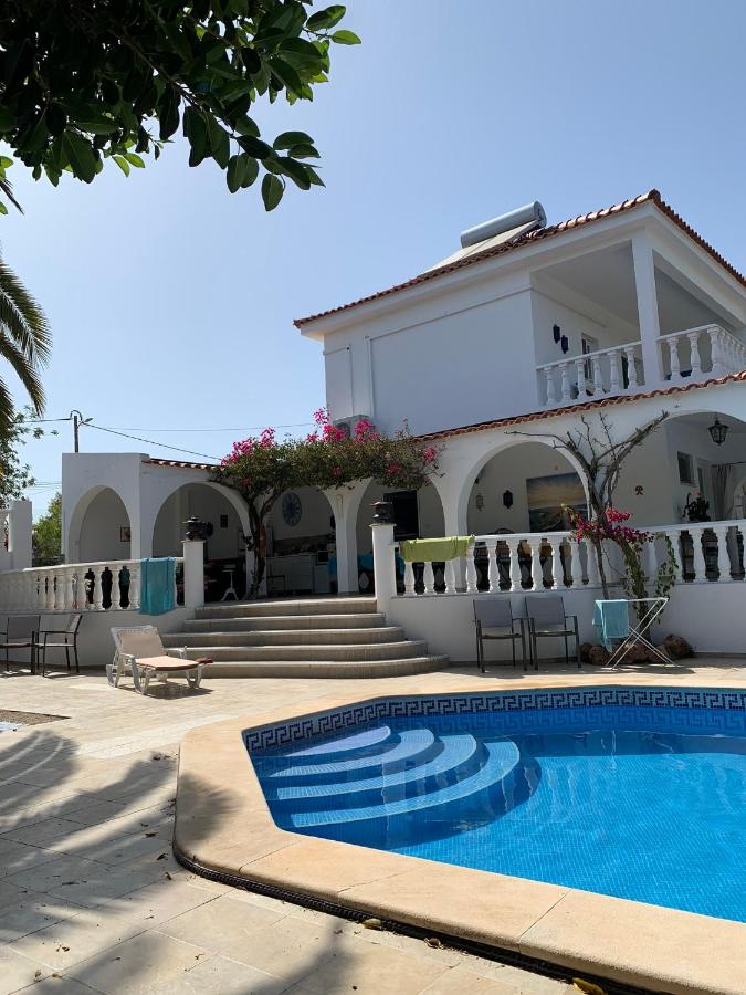 B&B Moncarapacho - Studio de la Casa Paraiso avec, en plus, une terrasse privative extérieure semi couverte équipée d'un salon d'un coin repas d'une kitchenette, la grande piscine et les jardins sont partagés, à proximité des plages de FUSETA et de la RIA FORMOSA - Bed and Breakfast Moncarapacho