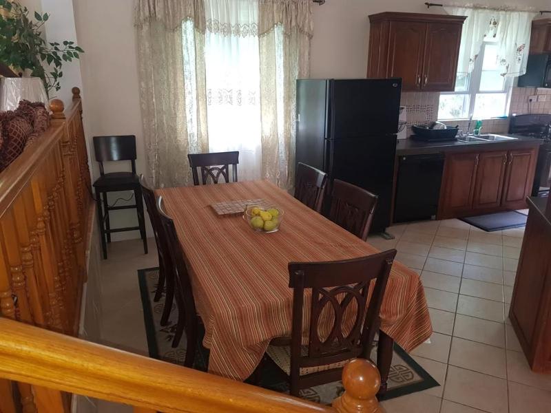 The Seclusive Mansion - B&B Roseau