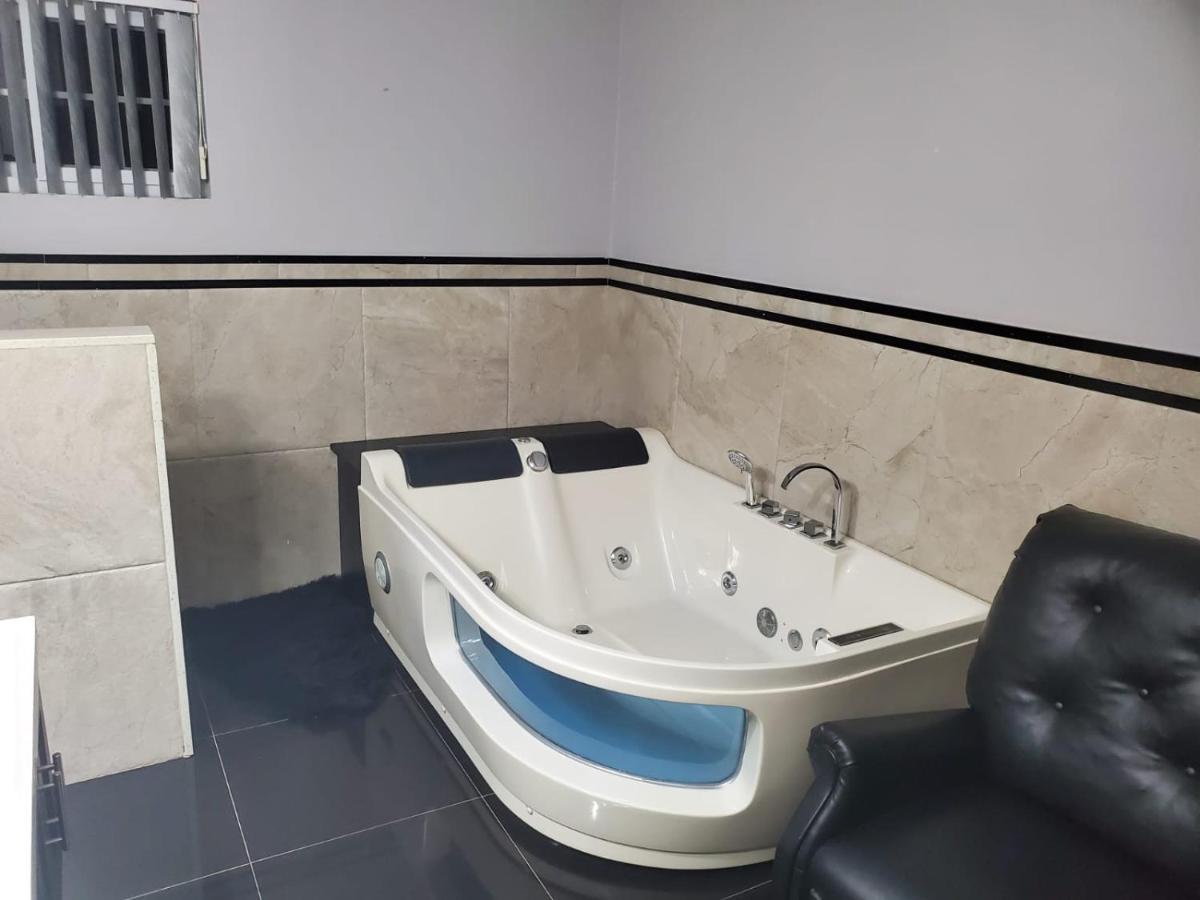 The Palms- Caribbean Estates -10 minutes from the beach- Gated Community - B&B Portmore
