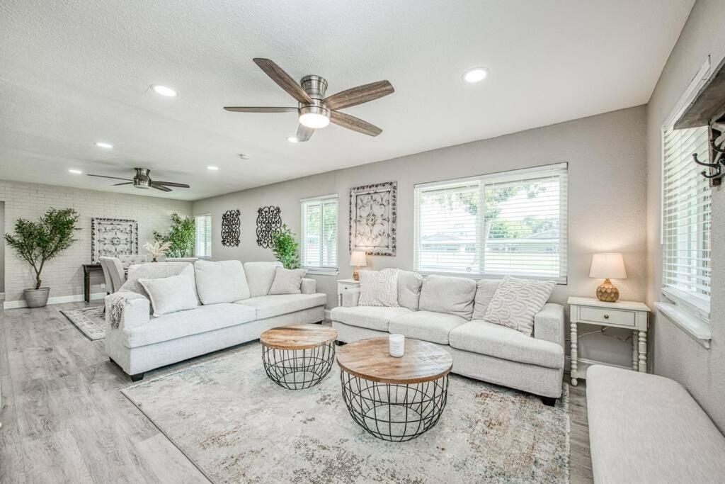 Fun City Haven Spacious Retreat in Fresno - B&B