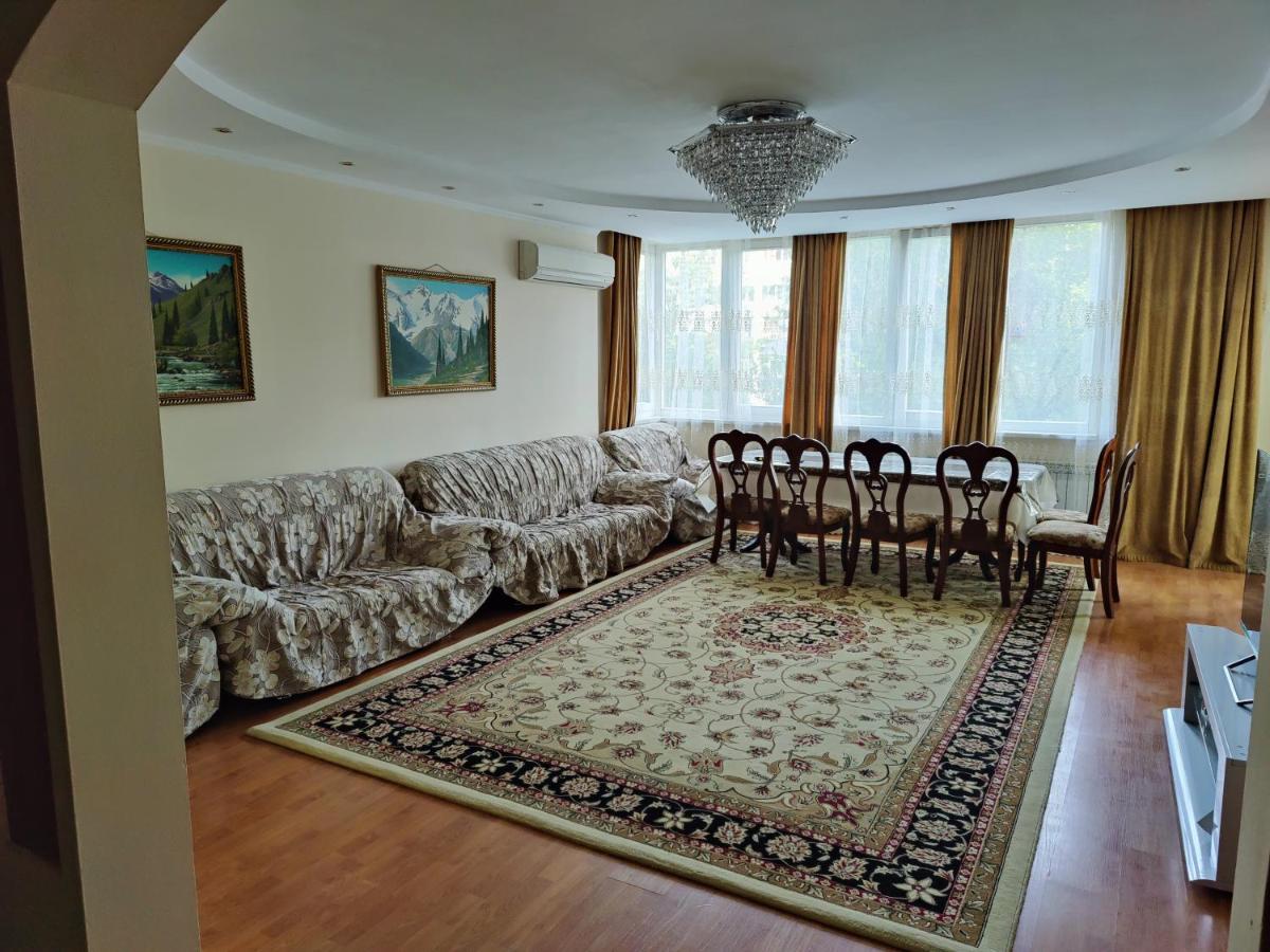 B&B Almaty - улица Гоголя 2 Апартаменты 180 метров - Bed and Breakfast Almaty