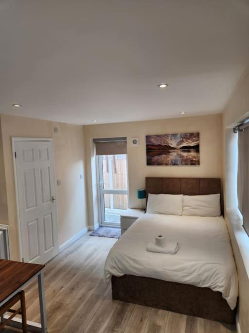 B&B Bexleyheath - Beautiful private en-suite room with its own entry - Bed and Breakfast Bexleyheath