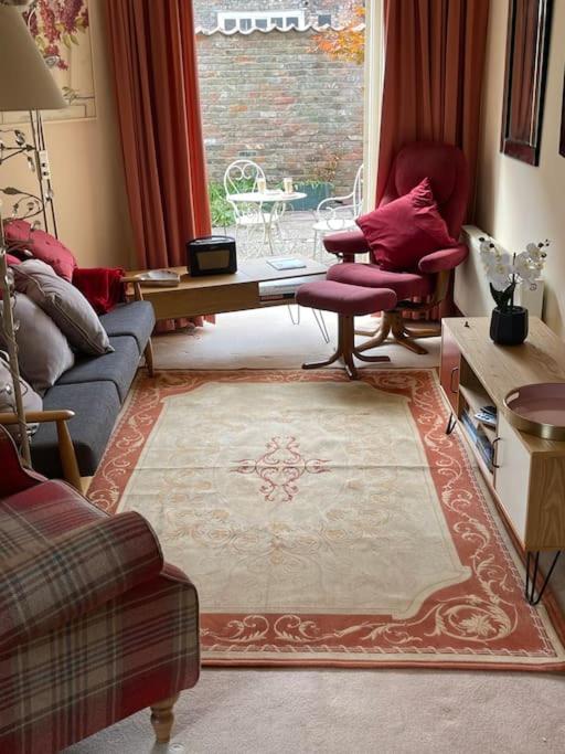Town Centre House 2 Bedrooms and Futon Can Sleep Total Of 5 Free Onsite Parking 2 Cars - Chambres d'hôtes King's Lynn