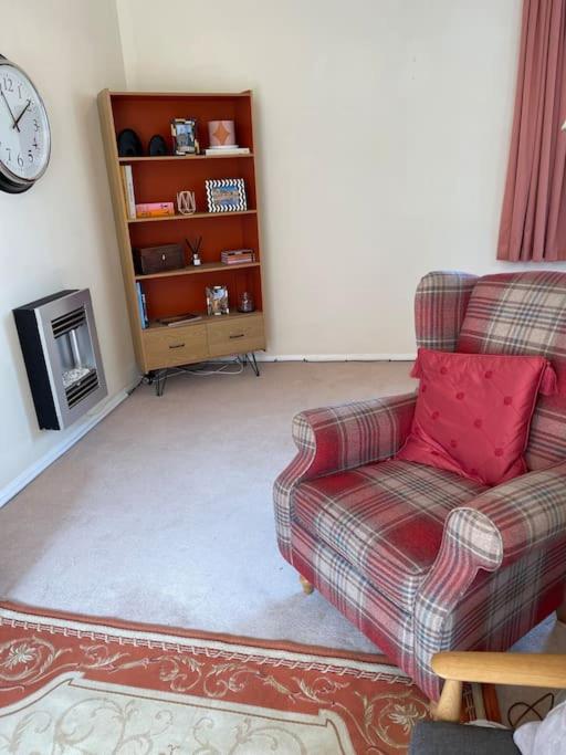 Town Centre House 2 Bedrooms and Futon Can Sleep Total Of 5 Free Onsite Parking 2 Cars - Chambres d'hôtes King's Lynn