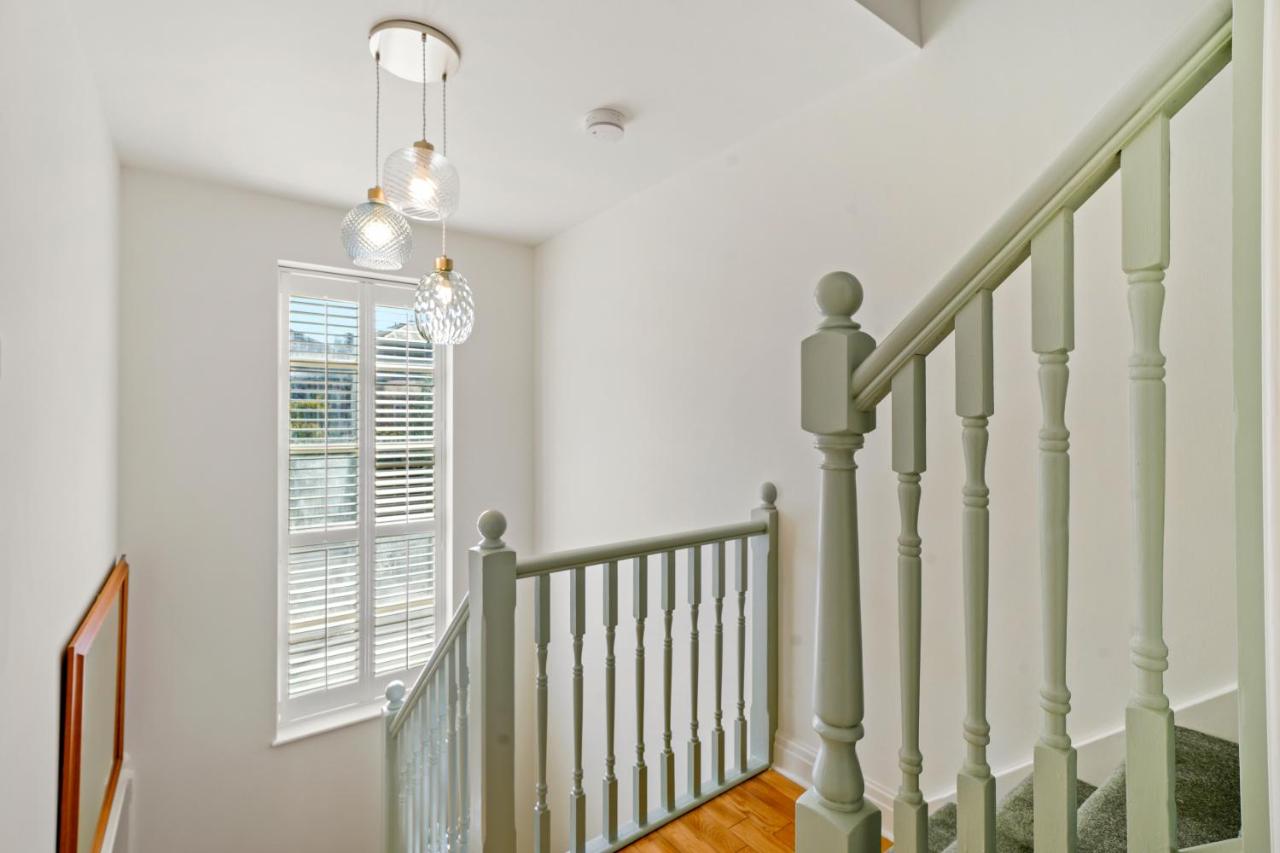 3 Bedroom Mews Home - Clapham Common - Free Private Parking - Sleeps 5 - Newly Refurbished - Sweetpea & Pillow Properties - Chambres d'hôtes Londres
