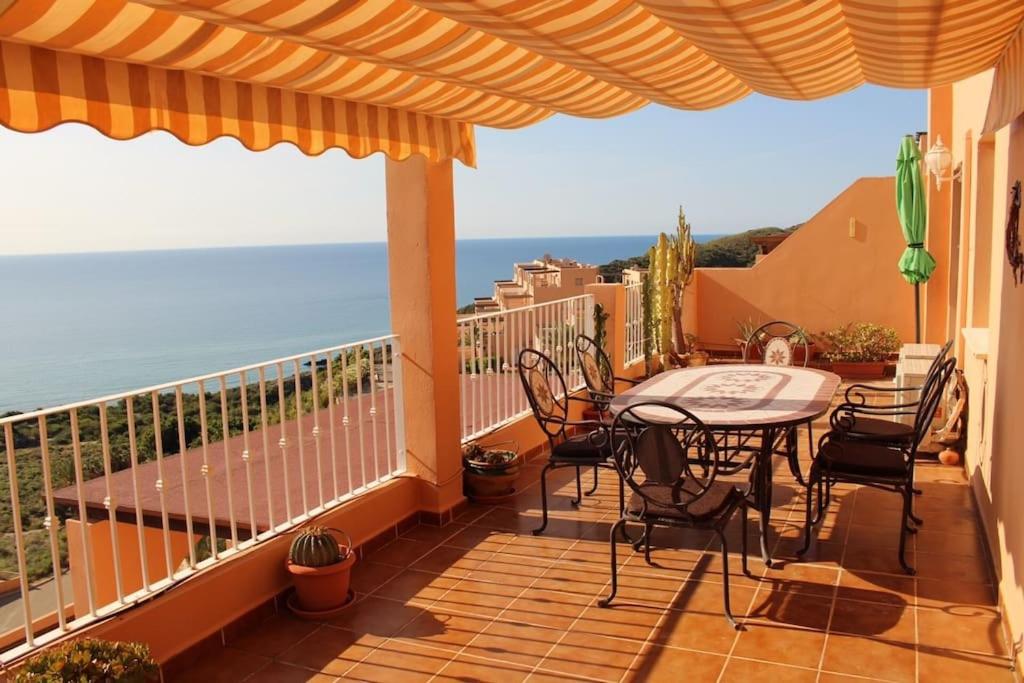 Great sea view, pool & parking - B&B