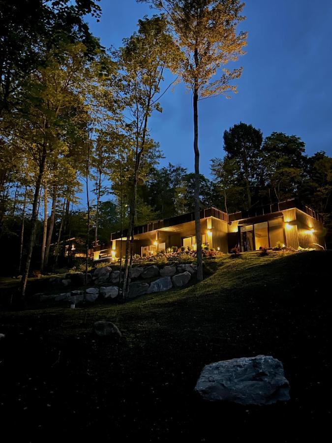 Luxury Mountain Retreat with Spa Near Mont Tremblant - B&B