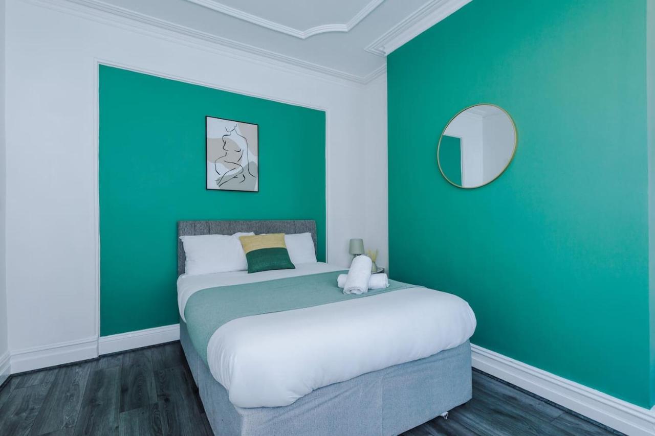 Spacious house near City Centre -Sleeps 8 - Parking - B&B