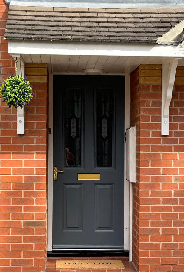 Claygate Place - Entire 2 Bed House, Off Street Parking - Perfect For Holiday Breaks or Contractors - Bed and Breakfast