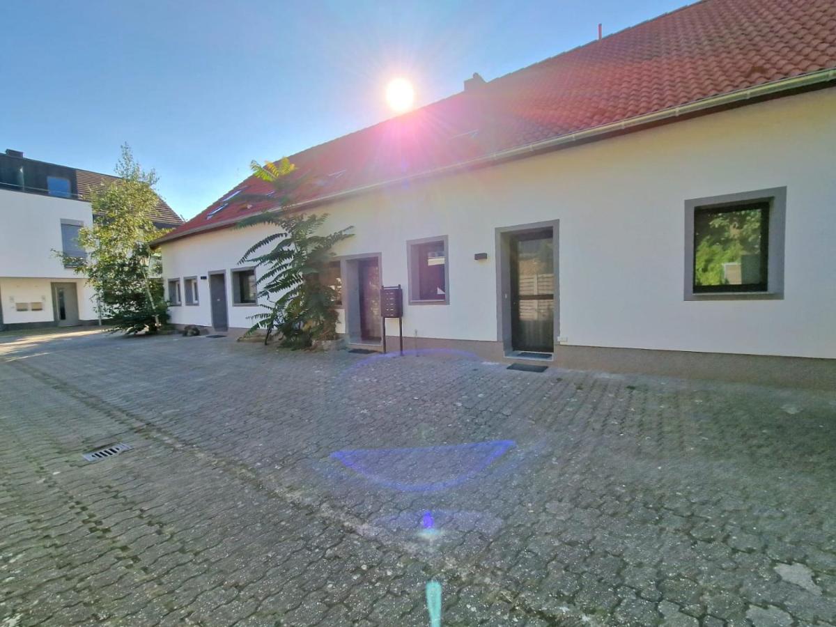 RAJ Living - 3 Room Apartments - 20 Min to Messe DUS & Old Town DUS - B&B