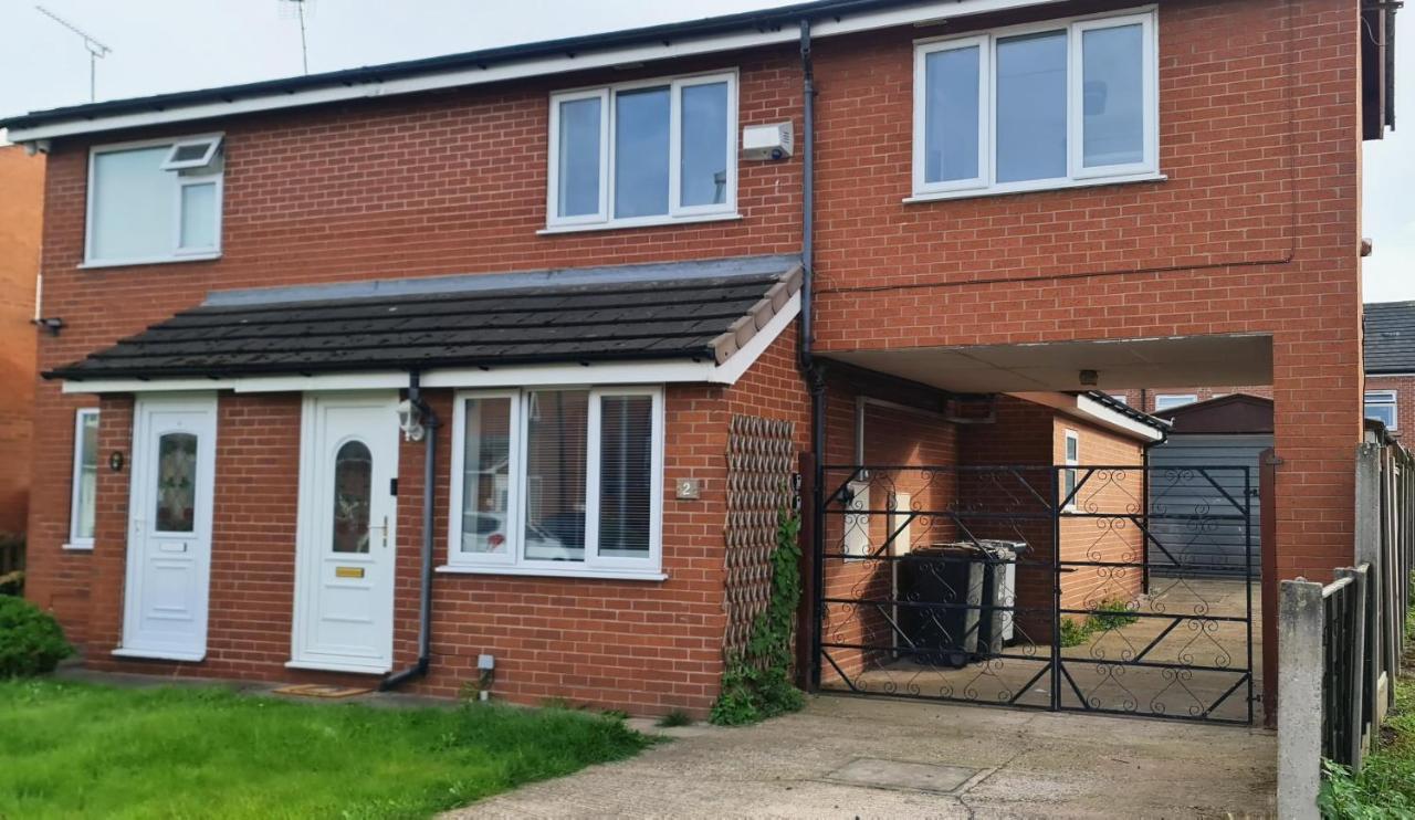 Spacious Semi - Off Street Parking - Central Crewe - Ferienwohnung