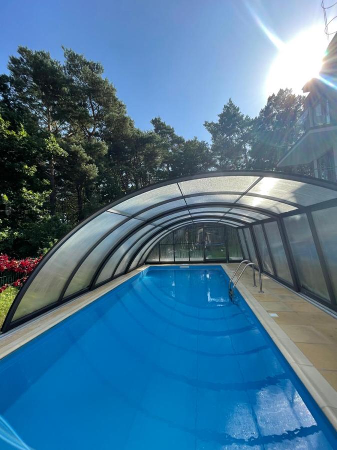 Klimatyzowany apartament przy plaży - 2 sypialnie, basen, garaż, Villa 4 Pory Roku - Chambres d'hôtes Jastrzębia Góra