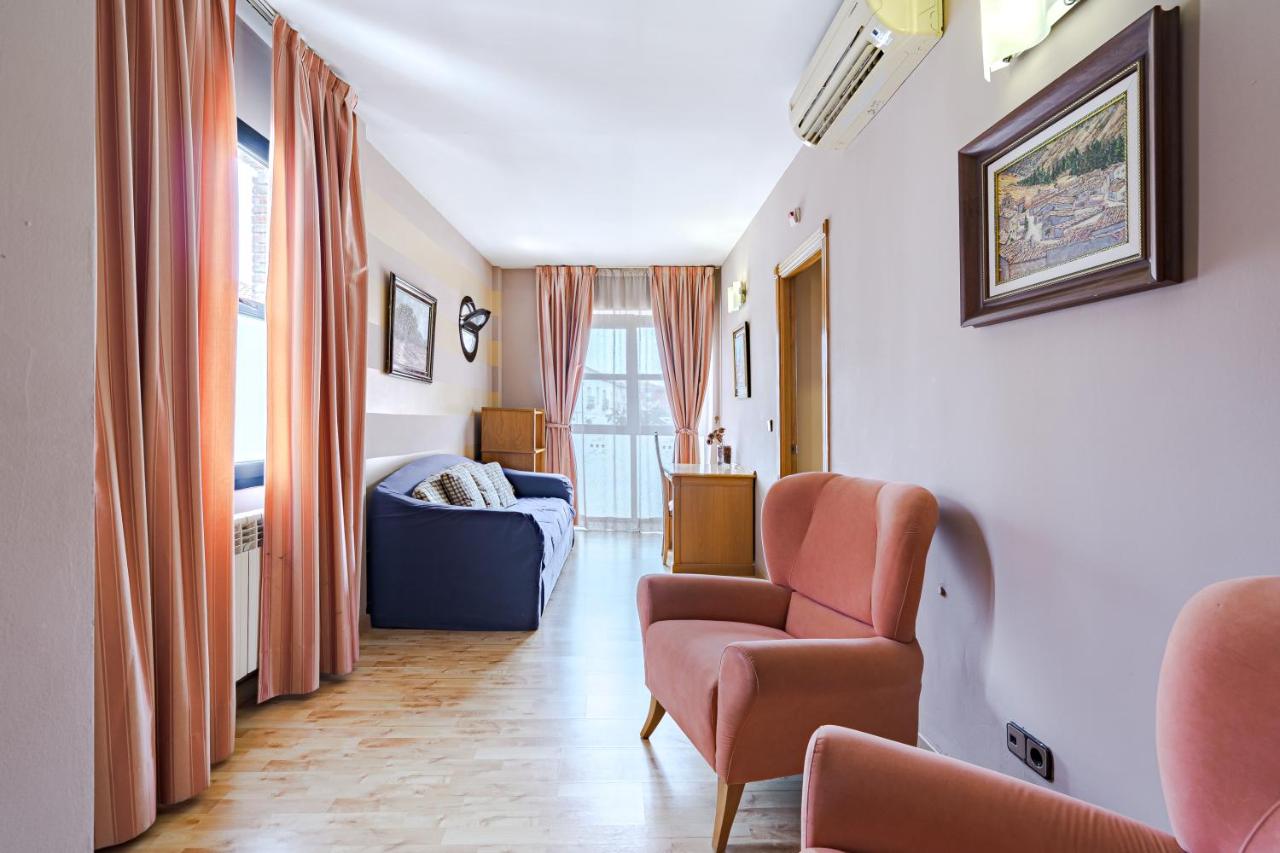 Triple room with double bed and single bed